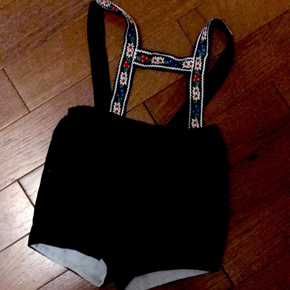 Boys black velvet lederhosen size 3t imo
Made in Switzerland